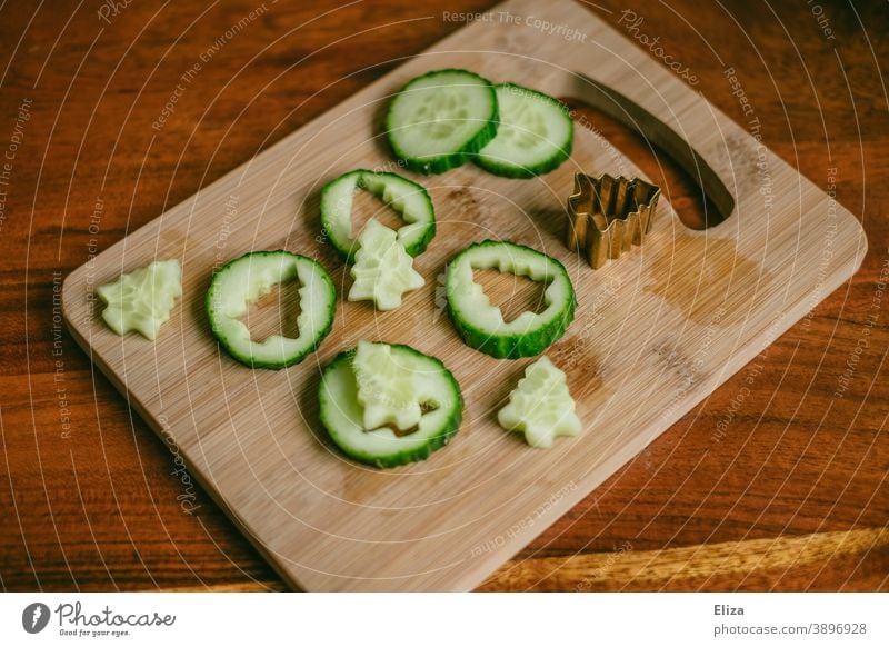 Gesunder Snack zu Weihnachten - Kleine Tannenbäume aus Gurkenscheiben ausgestochen gesund vegan veganes Weihnachten Gesunde Ernährung Vegane Ernährung