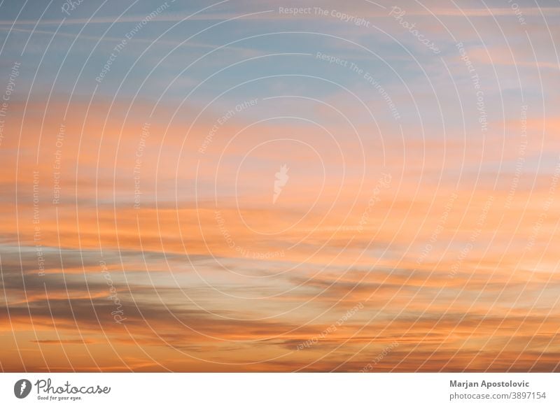 Blick auf den wunderschönen Sonnenuntergangshimmel abstrakt Air erstaunlich Atmosphäre Hintergrund Schönheit blau hell Windstille Klima Cloud Wolkenlandschaft