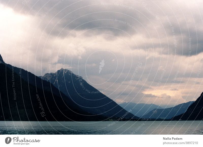 Berge, See und Wolken analog Analogfoto Farbe Achensee Gebirge Alpen Himmel dunkel düster Gipfel grau Natur Landschaft Tag Farbfoto Wasser Anstieg Wetter