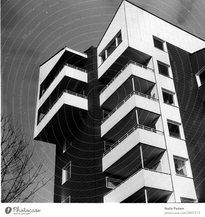 Hochhaus in Schwarz und Weiß analog Analogfoto Schwarzweißfoto Wohnen Haus Balkon Fenster Stadt Ruhrgebiet Bochum Außenaufnahme Architektur Fassade Gebäude