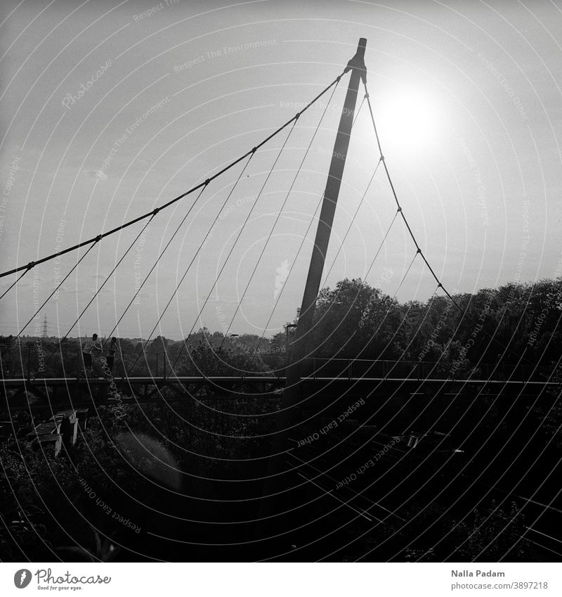 Erzbahnschwinge und Zug und Sonne analog Analogfoto Schwarzweißfoto Ruhrgebiet Brücke Lok Höhe Architektur Mast Bochum Außenaufnahme Stadt Sehenswürdigkeit