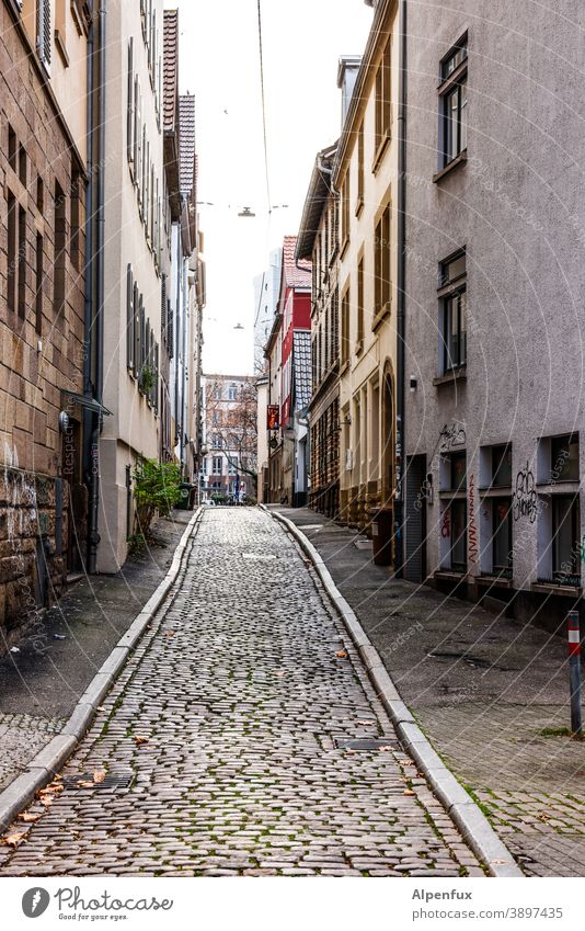 Streetlife leere Gasse Straße Leere Menschenleer corona Corona Architektur Stadt pandemie Außenaufnahme Pandemie Farbfoto Lockdown lockdown