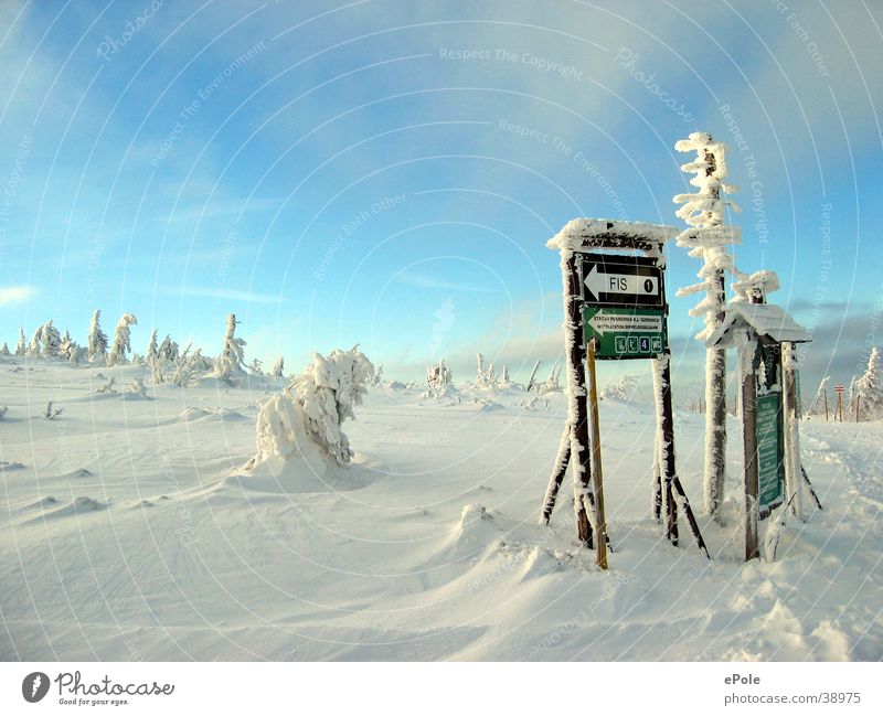 Idylisch in blauweiss weiß Berge u. Gebirge Skipiste Schnee Wegweiser Schneedecke Schneelandschaft Eisschicht Wintertag Erholungsgebiet Menschenleer