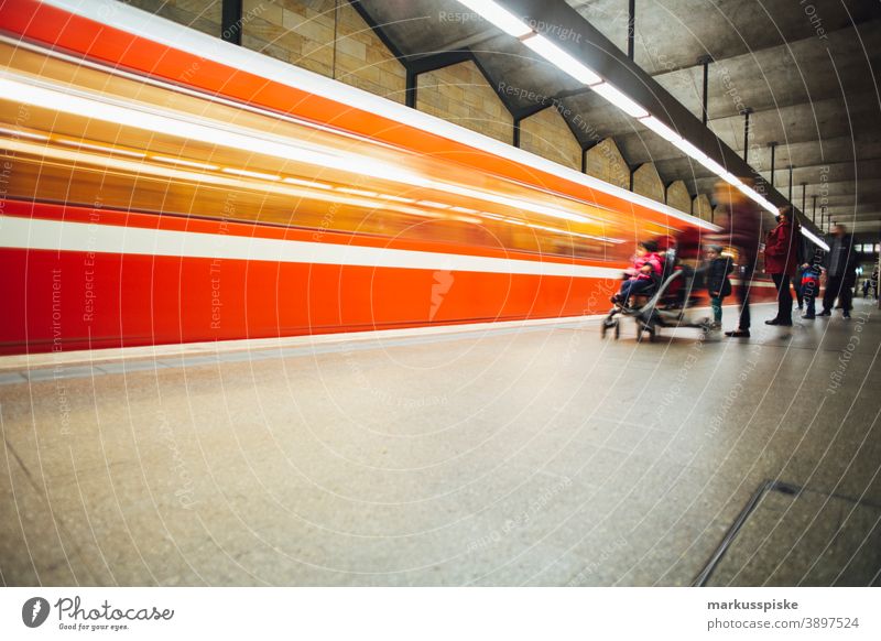 U-Bahn Straßenbahn U-Bahn Mobilität Rolltreppe Verkehr Fürth Bayern Deutschland u-bahn Tube unterirdisch Nahverkehr Öffentlicher Nahverkehr Pendeln Bewegung