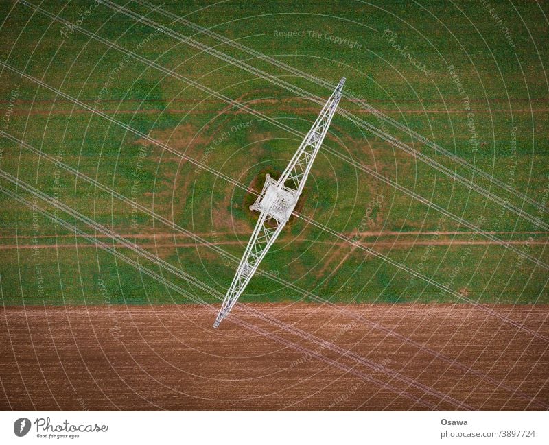Hochspannungsmast Infrastruktur Elektrizität Strom Stromversorung Stromtrasse Kabel Mast Stahl Stahlkonstruktion Acker grün braun weiß Energie Energiewende