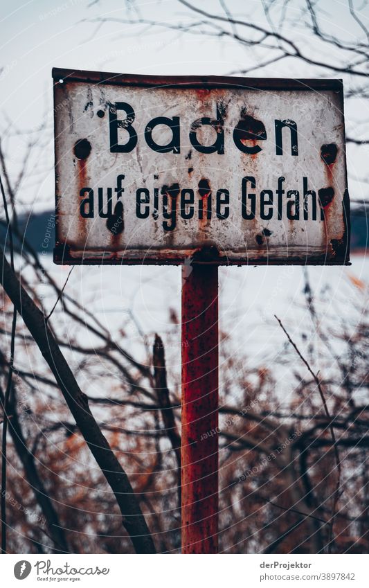 Schild: Baden auf eigene Gefahr Trauer Abschied Gedeckte Farben Kontrast Textfreiraum unten Textfreiraum oben Textfreiraum links Textfreiraum rechts