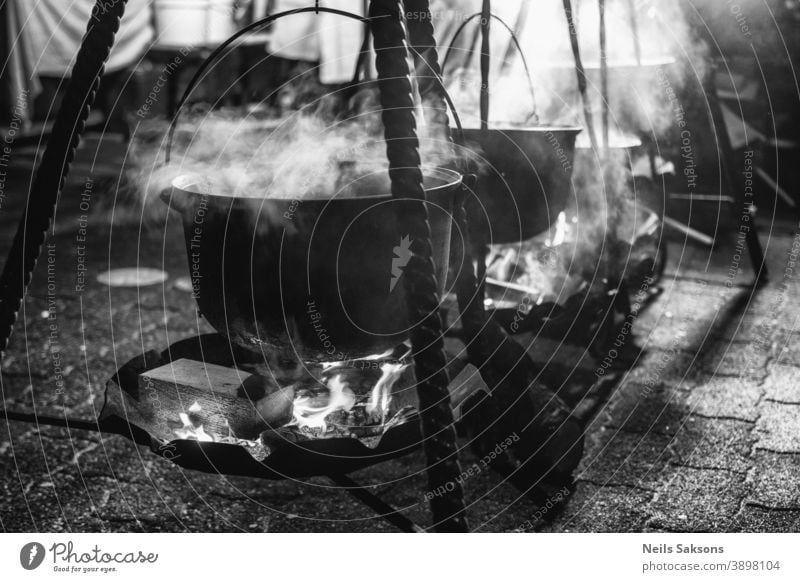 Suppe, die in großen Schüsseln kocht. Straßenessen. Brandwunde brennend Küchenchef Koch Kochen Essen zubereiten kulinarisch lecker Speise Gerichte Gerät Fest