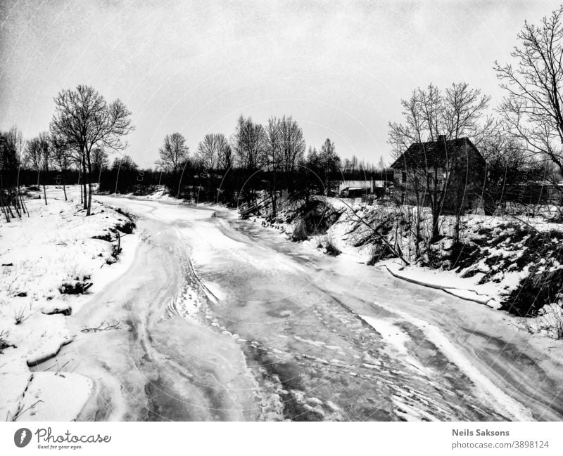 gefrorene Flusslandschaft mit altem Haus Schnee Eis Winter kalt Frost Raureif weiß frieren Baum Himmel Wald weitergeben Wasser Gestade Bank von der Brücke oben