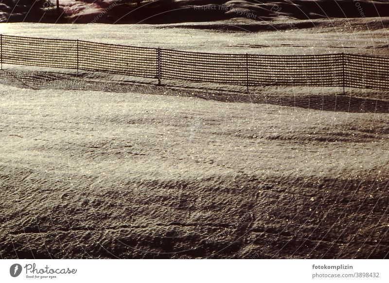 Zaun im glitzernden Schneefeld Schneedecke zaun Weide abgrenzung grenze Winter Eis Winterstimmung kalt Landschaft Schneelandschaft Menschenleer weiß Frost