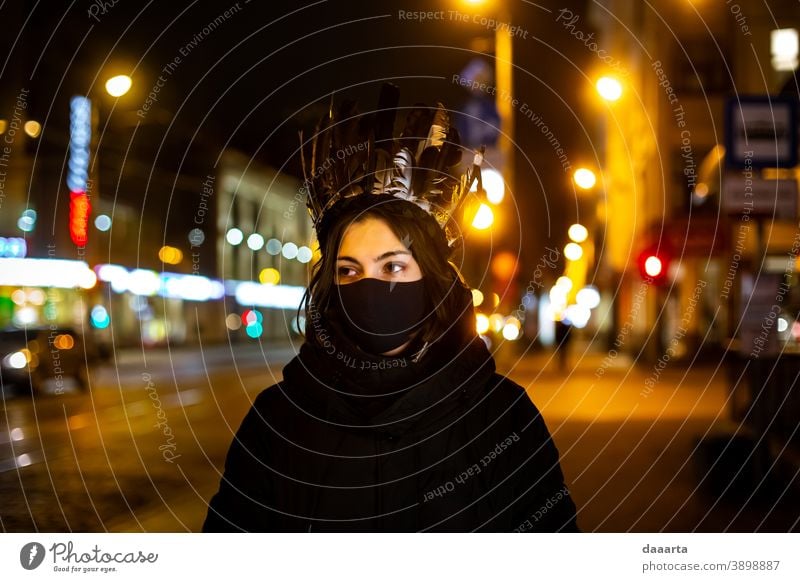 Königin II Schatten niedlich wild Außenaufnahme Nacht schön Fröhlichkeit Verkehr Straße Junge Frau Freiheit feminin Straßenbeleuchtung Freundlichkeit ausgehen