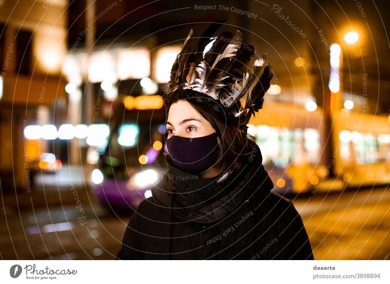 Königin Schatten Nacht Außenaufnahme wild niedlich schön Fröhlichkeit Freundlichkeit Straße Verkehr Straßenbeleuchtung Junge Frau feminin ausgehen Sightseeing