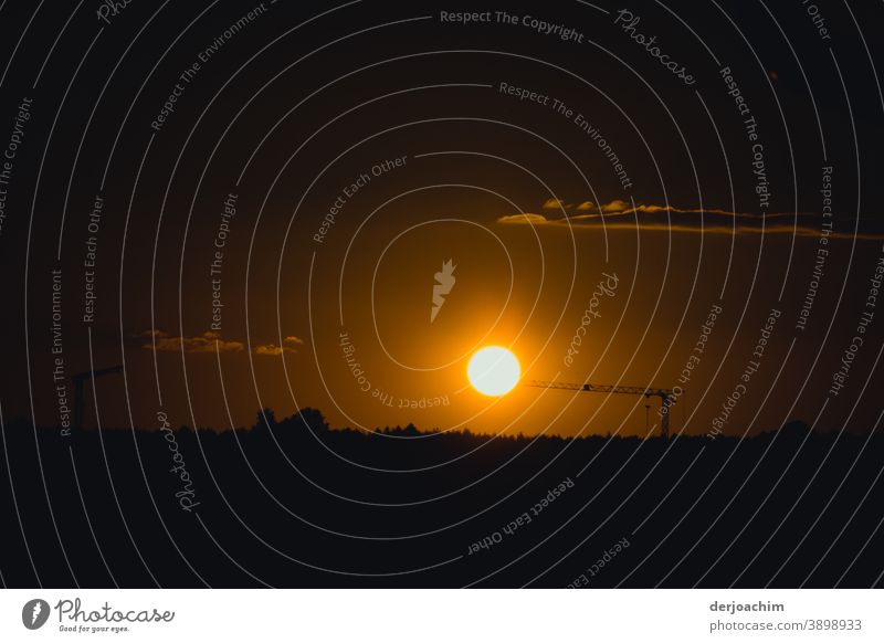 Die Nacht kommt . Nur noch ein letztes leuchten am Horizont . Sonnenuntergang Himmel Wolken Abend Abenddämmerung Natur Landschaft Dämmerung Silhouette