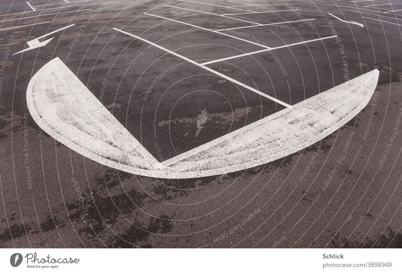 Toter Fisch leerer Parkplatz mit Fischkrätmuster Fischkopf und Pfeilen Asphalt nass abtrocknen weiß grau schwarz Parkdeck Parkhaus parken Verkehrswege Stadt