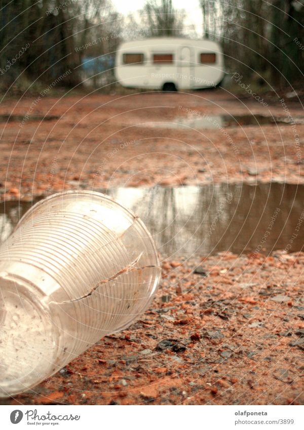 campingwagen Becher Camping Wohnmobil kaputt Dinge Fütze Makroaufnahme Deteil Detailaufnahme dreckig Riss Statue Bodenbelag Erde