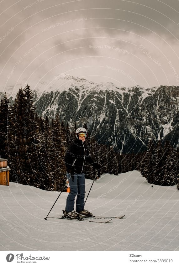 Skifahrerin in Ratschings Südtirol südtirol Skifahren Wintersport Berge Schafe alpenländisch Frau Steuerruder Sport Wald Landschaft Grün grau Kälte italienisch