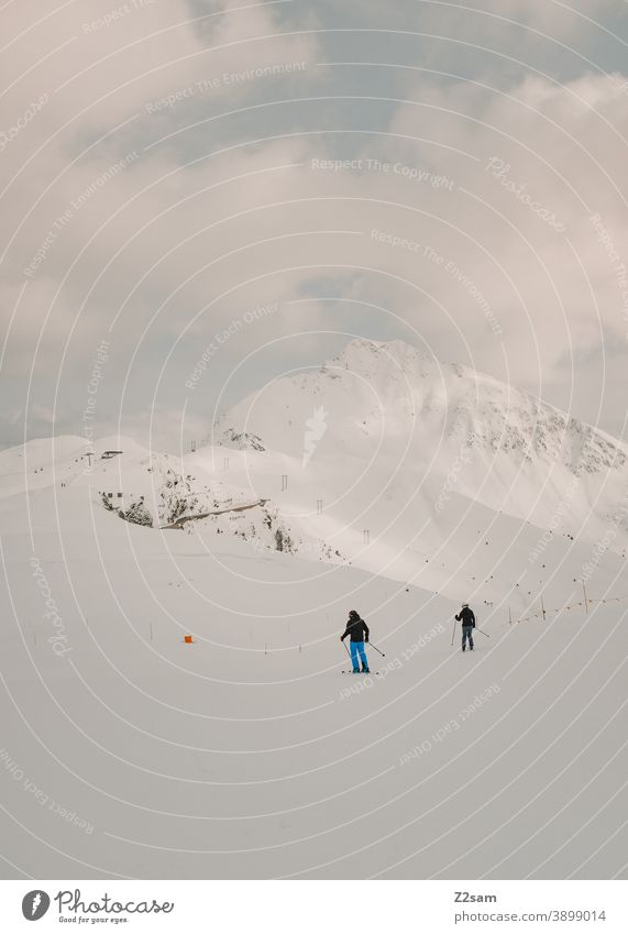 Rentnerpaar beim Skifahren vor Bergkulisse südtirol Wintersport Berge Schafe alpenländisch Steuerruder Sport Landschaft Kälte italienisch Urlaub Piste Skigebiet