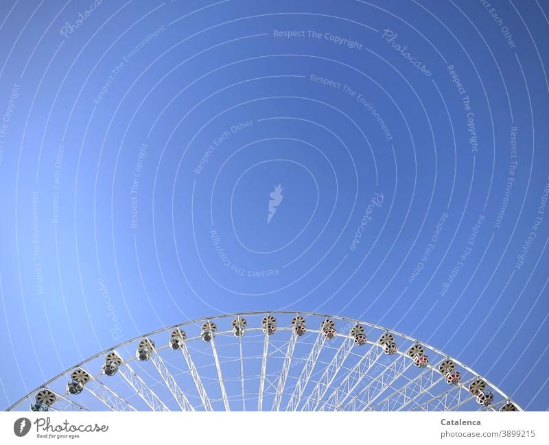 Stillstand, das Riesenrad verharrt stumm in der Hoffnung auf sorgenfreiere Zeiten |  corona thoughts Schaustellerbetrieb Rummel Vergnügen Jahrmarkt Freude