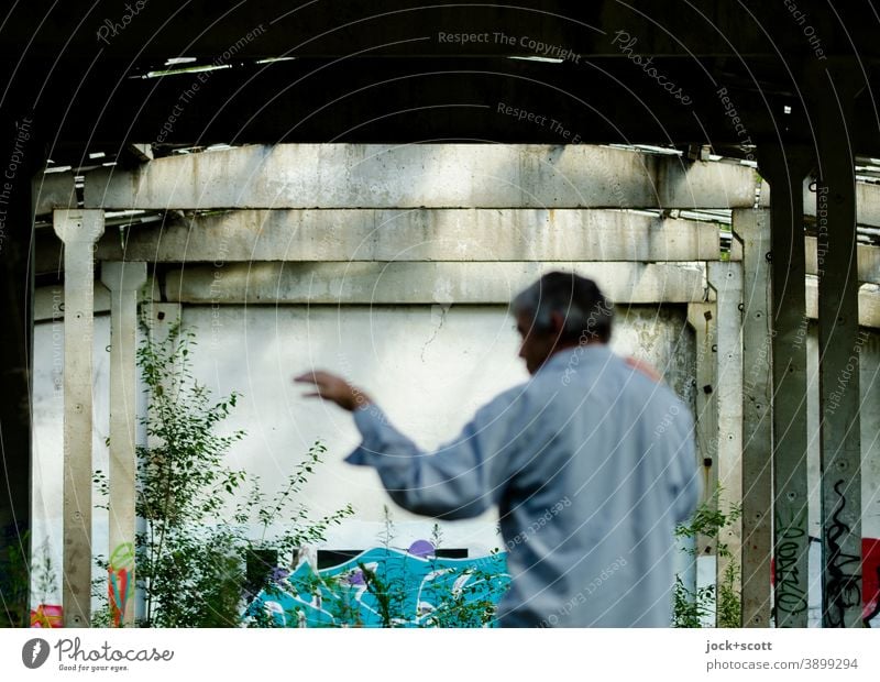 natürlich, entspannt locker und fließend im Zeitraum fliessend Taijiquan Halle Lichteinfall lost places Architektur Ruine Zahn der Zeit Endzeitstimmung