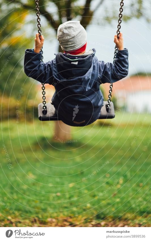 Kinderschaukel Kindergarten Spielplatz Spielplatzgeräte schaukeln Schaukel Kleinkind Spielen Kindheit Junge