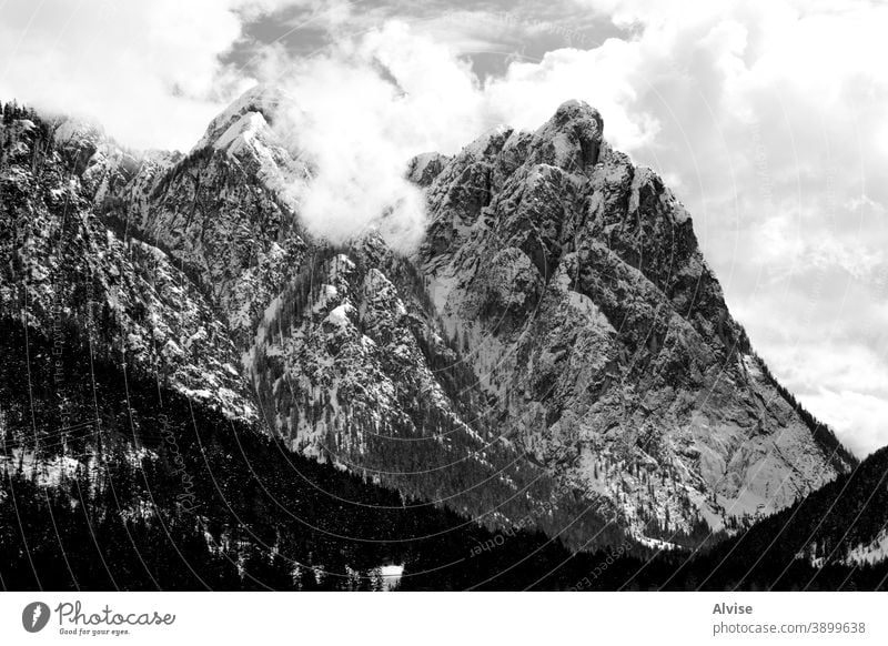 Wolken in den Dolomiten alpin Schnee Landschaft Berge u. Gebirge verschneite malerisch Natur Wälder Urlaub natürlich Himmel Italien Kiefern Ansicht Bäume Winter