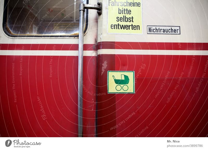 Kinderwagen und Nichtraucherabteil Fahrscheinkontrolle entwerten Bahnfahren Bahnsteig Öffentlicher Personennahverkehr Bahnhof Schienenverkehr Personenverkehr