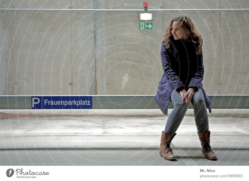 eindeutig I besetzt sitzplatz Sitzgelegenheit sitzen reserviert warten Sicherheit besetzen Schild Hinweisschild Parkdeck Parkhaus Parkplatz Frauenparkplatz