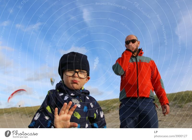 Vater und Sohn in der realen Lebenssituation Mitgefühl echte Menschen die Welt entdecken Anleitung notwendig Rolle binden Energie einzeln Hintergrundbild