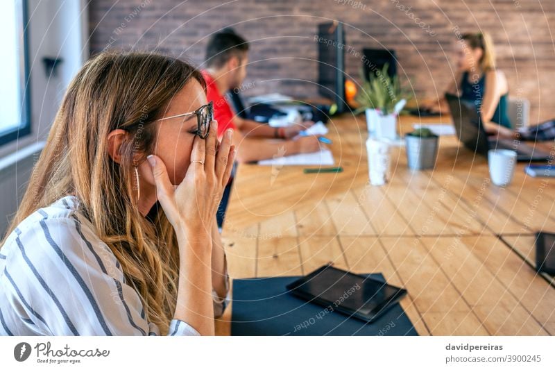 Geschäftsfrau reibt sich die Augen Unbehagen am Auge Augentrockenheit Augen reiben Sehprobleme Augen berühren Brille Business Menschen Kaukasier Mitarbeiter