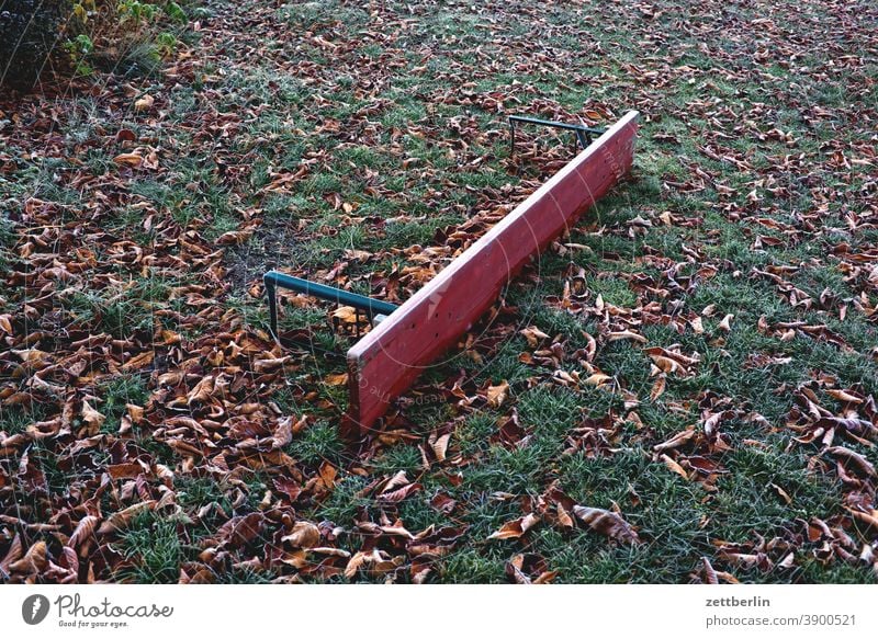 Biergarten im Winterschlaf bank biergarten biertischgarnitur dezember frost gartenmöbel geschlossen klappstisch klappstuhl nachsaison rauhreif schließungszeit