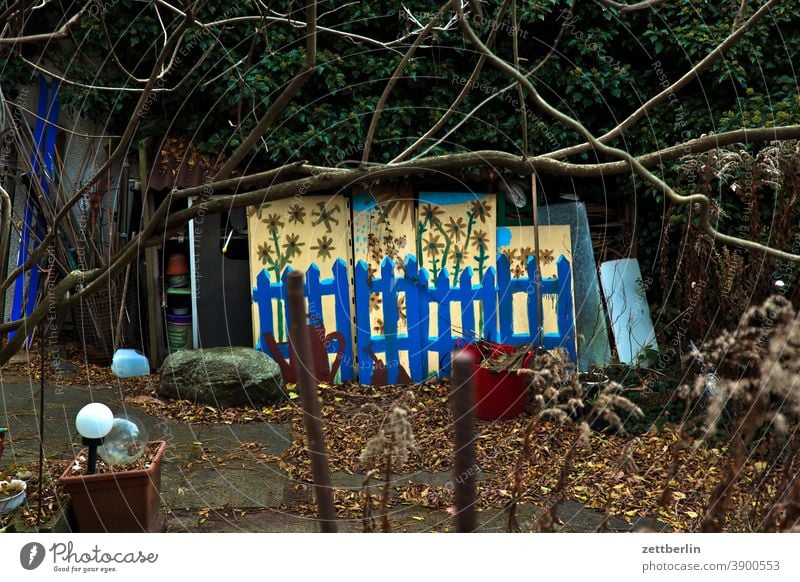 Zaun im Garten ast baum erholung ferien garten herbst kalt kleingarten kleingartenkolonie menschenleer natur pflanze ruhe schrebergarten stamm strauch