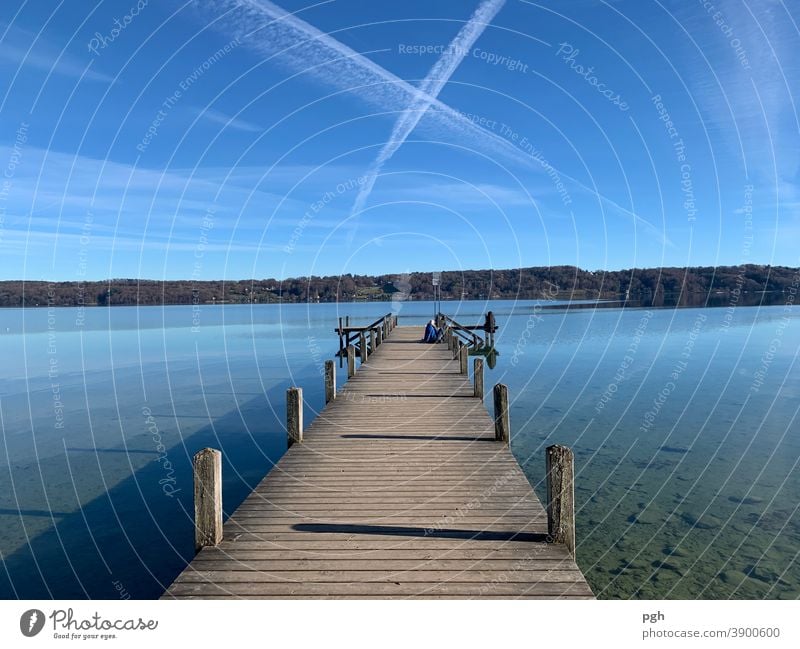 Was für ein Kreuz am Himmel? Wolken See Starnberger See Steg Kondenzstreifen Bayern Urlaub Herbst Pause Spaziergang Baden schwimmen Wasser Schwimmen & Baden