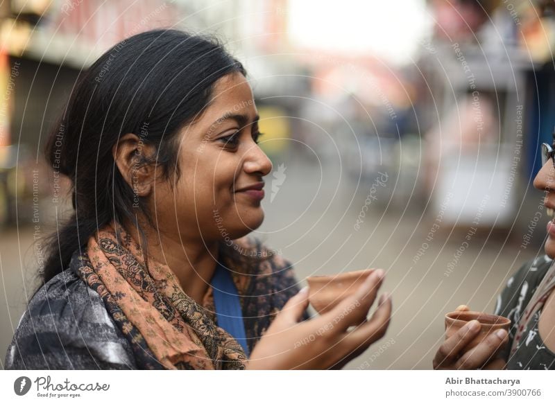 Schöne und junge indische Frauen trinken Tee. Indischer Lebensstil 20-30 Jahre Erwachsener asiatisch schön Schönheit Bengali schwarz brünett lässig Kaukasier