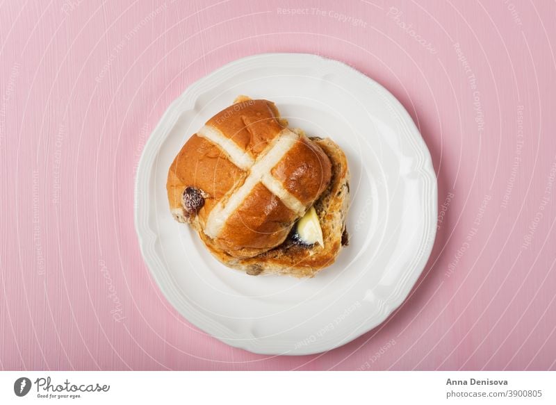 Osterfrühstück mit warmen Brötchen heiß durchkreuzen Ostern Brot Butter Lebensmittel traditionell süß frisch weiß Feiertag hölzern Kuchen gebacken Leckerbissen