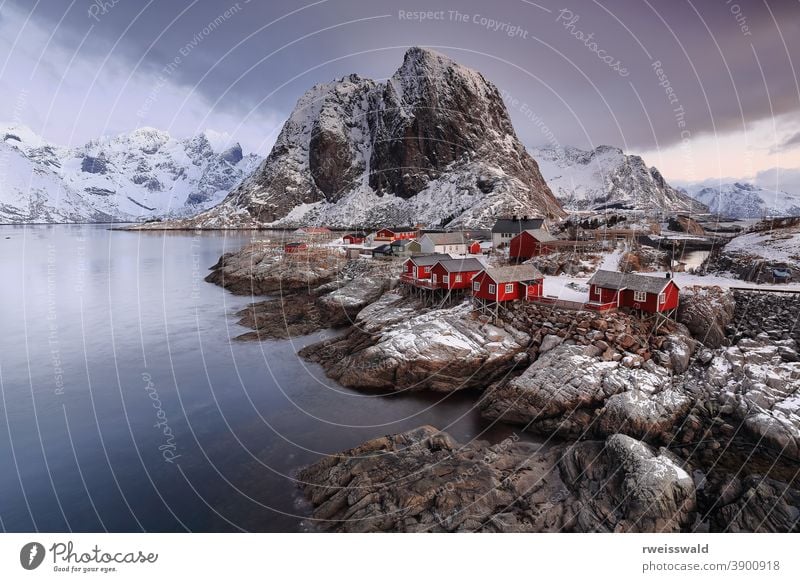 Hamnoy Fischerdorf-Fuß von 389 m.Festhaeltinden Berg. Moskenes kommune-Moskenesoya-Lofoten-Norwegen. 0208 Reine Fischereihafen Dorf Weiler Rorbu Rorbuer Holz