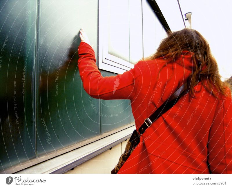 Lady in Red Frau rot Jacke Mantel Wand grün Stil Rücken modern Kontrasst