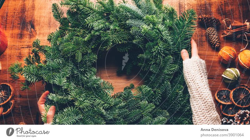 Verfahren zur Herstellung eines Weihnachtskranzes Weihnachten Totenkranz Frohe Weihnachten handgefertigt Kiefer Kiefernzapfen Zitrusfrüchte Tanne Neujahr grün