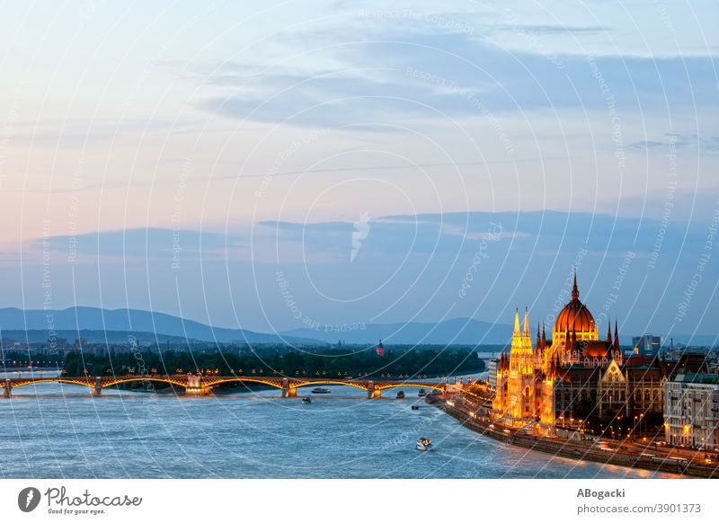 Budapest City Evening Stadtbild in Ungarn Parlament Gebäude Nacht Donau Fluss Großstadt Wahrzeichen Denkmal Abenddämmerung Dämmerung magyar Wasser beleuchtet