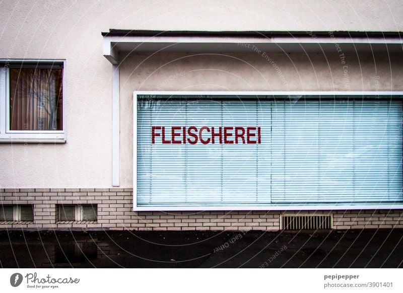 Fleischerei, Schaufenster mit geschlossenen Schalosien Fenster Ladengeschäft Menschenleer Außenaufnahme Haus Fassade trist Gebäude Leerstand Einzelhandel Krise