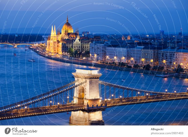 Budapest City Night Stadtbild in Ungarn Parlament Gebäude Nacht Nachtlandschaft Donau Fluss Großstadt Kettenbrücke Brücke Wahrzeichen Denkmal Abenddämmerung