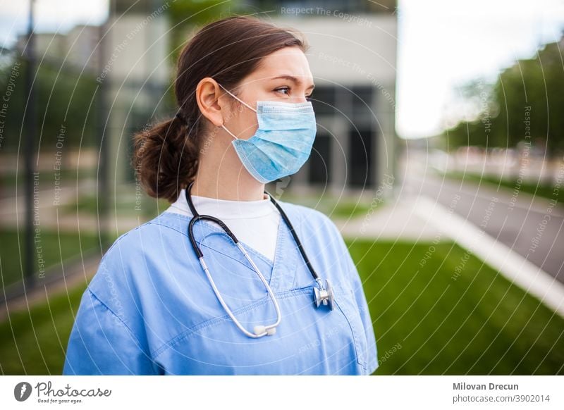 Ernsthafte kaukasische Ärztin schaut mit besorgtem Gesichtsausdruck weg,verlor Hoffnung wegen hoher Sterblichkeitsrate,Coronavirus-COVID-19-Pandemie-Krise,überarbeitete erschöpfte EMS-Mitarbeiterportrait