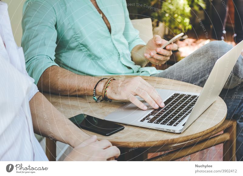 Zwei Geschäftsleute treffen sich und nutzen Smartphone mit Laptop im Außencafé Banking Blogger Browsen Business Café Funktelefon plaudernd Mitteilung Computer