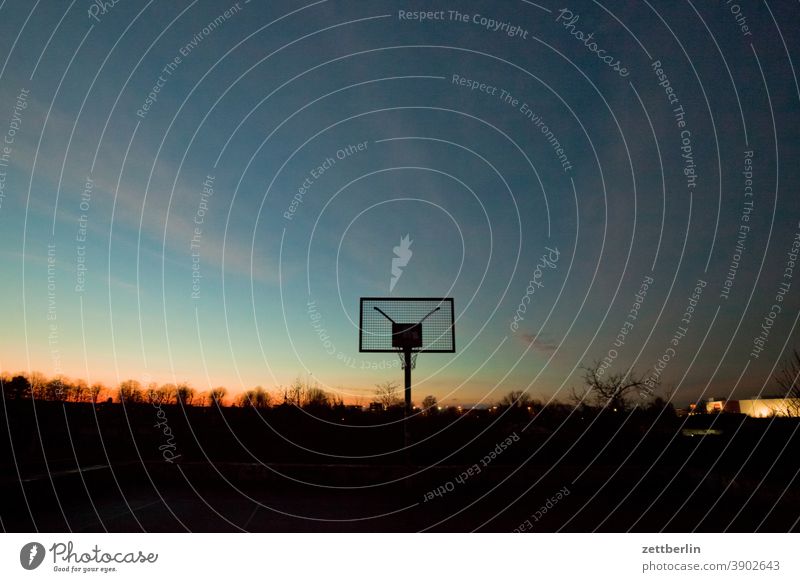 Basketballkorb am Abend abend ballspiel basketball dunkel dämmerung düster farbspektrum feierabend froschperspektive himmel hintergrund klima klimawandel