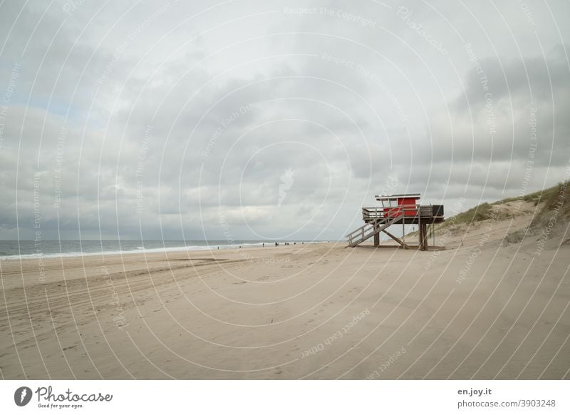 Rotes Rettungshäuschen am Strand von Sylt Meer rettungsschwimmerhäuschen Hütte Rettungsturm Dünen Himmel Wolken bedeckt Ferien & Urlaub & Reisen Nordsee