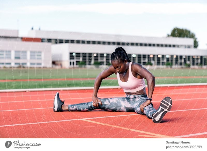 Athletin Sprinterin streckt ihre Beine Kontrolle Rennen laufen Konkurrenz Leichtathletik wettbewerbsfähig bereit Linie Anfänge konkurrieren Wettbewerber