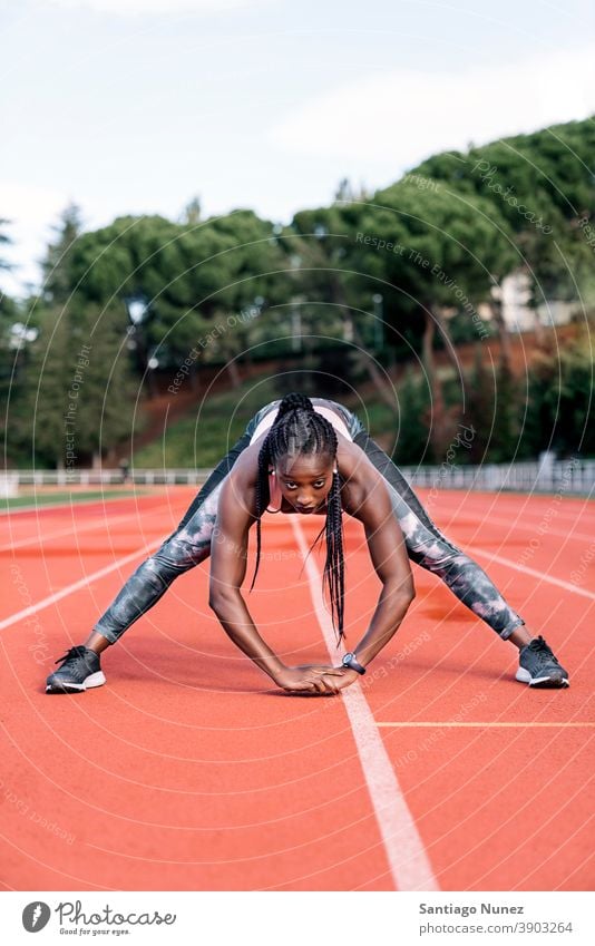 Athletin Sprinterin streckt ihre Beine Kontrolle Rennen laufen Konkurrenz Leichtathletik wettbewerbsfähig bereit Linie Anfänge konkurrieren Wettbewerber