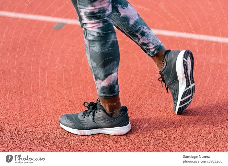 Athletin Sprinterin streckt ihre Beine Kontrolle Rennen laufen Konkurrenz Leichtathletik wettbewerbsfähig bereit Linie Anfänge konkurrieren Wettbewerber