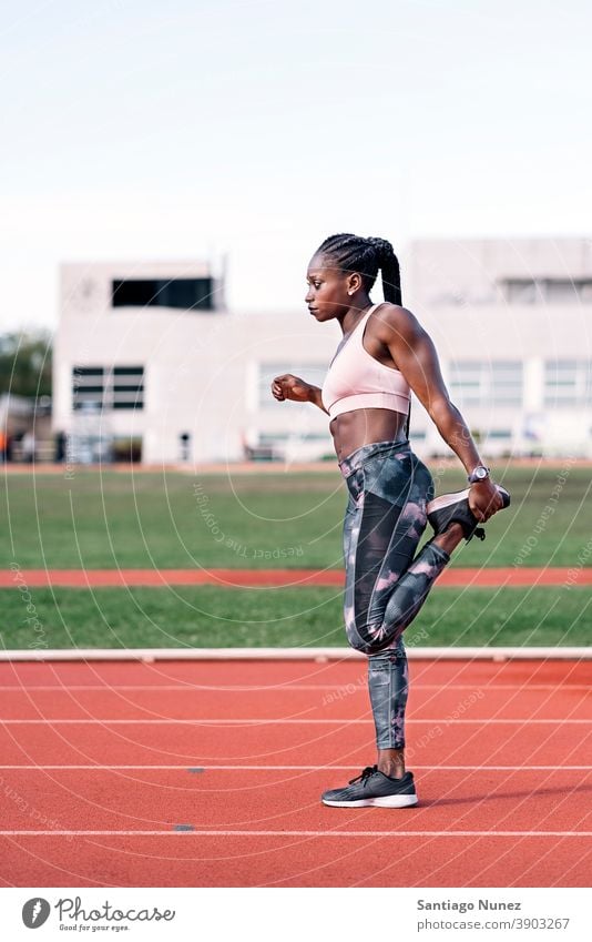 Athletin Sprinterin streckt ihre Beine Kontrolle Rennen laufen Konkurrenz Leichtathletik wettbewerbsfähig bereit Linie Anfänge konkurrieren Wettbewerber