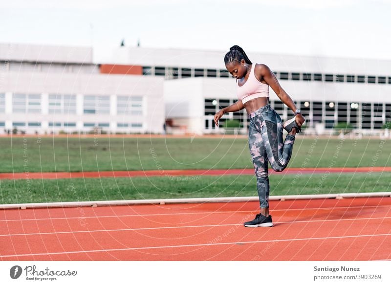 Athletin Sprinterin streckt ihre Beine Kontrolle Rennen laufen Konkurrenz Leichtathletik wettbewerbsfähig bereit Linie Anfänge konkurrieren Wettbewerber