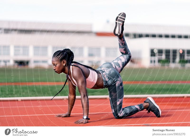 Athletin Sprinterin streckt ihre Beine Kontrolle Rennen laufen Konkurrenz Leichtathletik wettbewerbsfähig bereit Linie Anfänge konkurrieren Wettbewerber