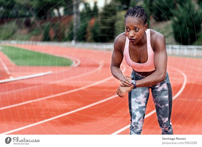 Athlet Sprinter, der beim Laufen auf die Uhr schaut Kontrolle Zeit Zeitpunkt zuschauen Rennen laufen Konkurrenz Leichtathletik wettbewerbsfähig bereit Linie